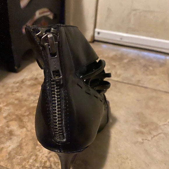 Set of Black 4” Stiletto heels, size 9, zip in bck, excellent condition - Picture 3 of 4